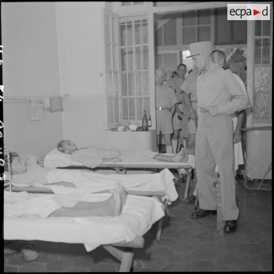 Le général Ely, commissaire général de France et commandant en chef en Indochine, rend visite à des hommes hospitalisés à Hanoï.