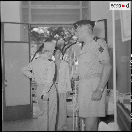 Le général Ely, commissaire général de France et commandant en chef en Indochine, avec un homme hospitalisé à Hanoï.