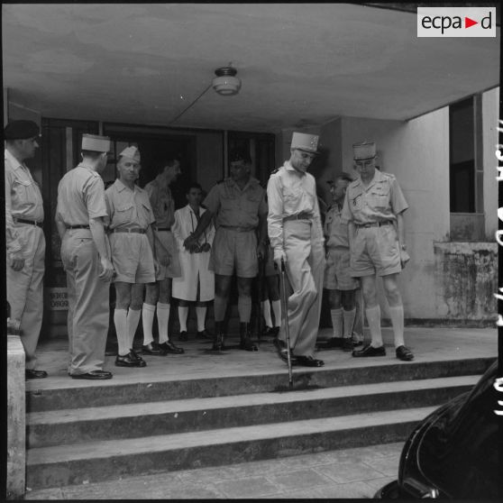 Le général Ely, commissaire général de France et commandant en chef en Indochine, et sa suite sur le perron d'un hôpital d'Hanoï.