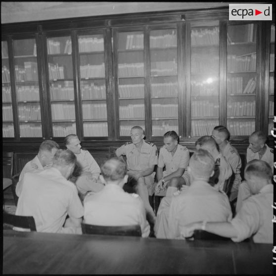 Des officiers supérieurs du CEFEO (Corps expéditionnaire français en Extrême-Orient) en conversation avec le général Ely.