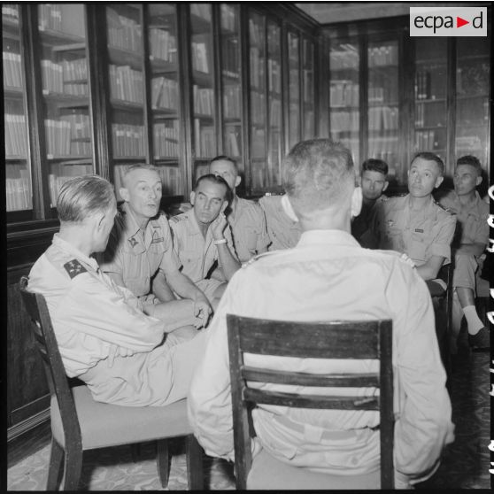 Des officiers supérieurs du CEFEO (Corps expéditionnaire français en Extrême-Orient) réunis dans une bibliothèque.