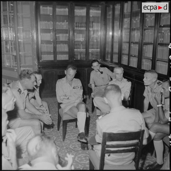 Le général Ely (de face et à droite), commissaire général de France et commandant en chef en Indochine, en conversation avec des officiers supérieurs du CEFEO (Corps expéditionnaire français en Extrême-Orient).