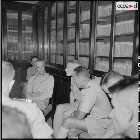 Le général Ely (de face au premier plan), commissaire général de France et commandant en chef en Indochine, en conversation avec des officiers supérieurs du CEFEO (Corps expéditionnaire français en Extrême-Orient).