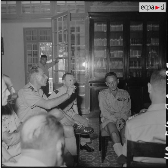 Le général Cogny (de profil tenant une cigarette), commandant en chef des FTNV (forces terrestres du Nord-Vietnam), en conversation avec des officiers supérieurs du CEFEO (Corps expéditionnaire français en Extrême-Orient).