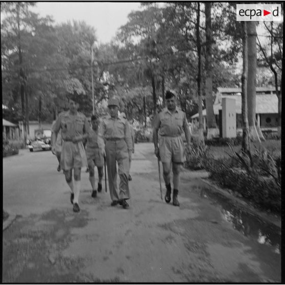 Visite du général Ely (au centre), commissaire général de France et commandant en chef en Indochine, à l'hôpital militaire Lanessan.