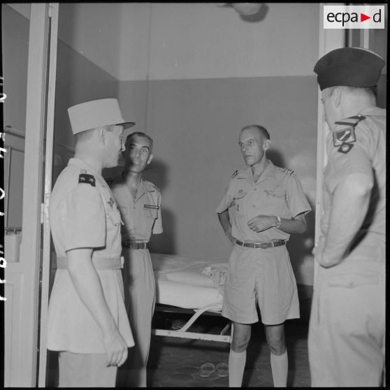 Le colonel Lalande (à droite de trois-quarts) en conversation avec un général et des officiers supérieurs à l'hôpital militaire Lanessan.
