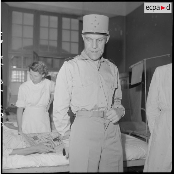 Visite du général Ely, commissaire général de France et commandant en chef en Indochine, à l'hôpital militaire Lanessan.