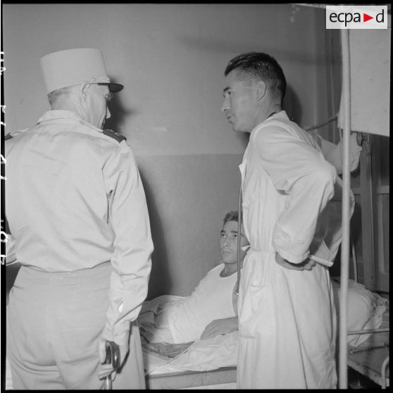Le général Ely, commissaire général de France et commandant en chef en Indochine, en conversation avec un médecin-capitaine de l'hôpital militaire Lanessan.