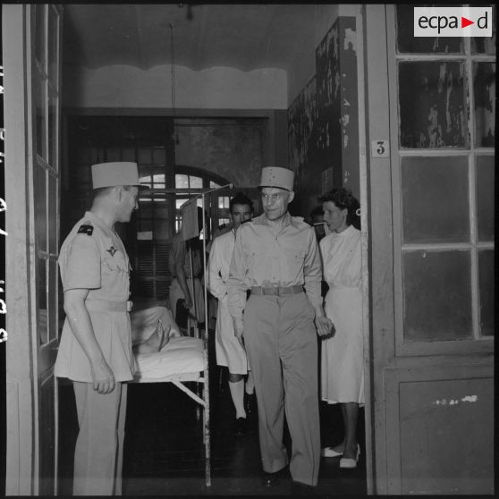 Visite du général Ely (au centre), commissaire général de France et commandant en chef en Indochine, à l'hôpital militaire Lanessan.