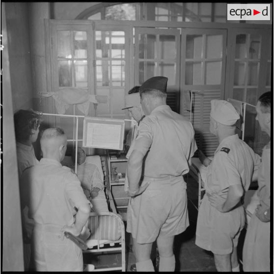Visite du général Ely, commissaire général de France et commandant en chef en Indochine, à l'hôpital militaire Lanessan.