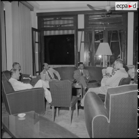 Réception de membres de la CIC (commission internationale de contrôle d'armistice) à la Maison de France d'Hanoï.