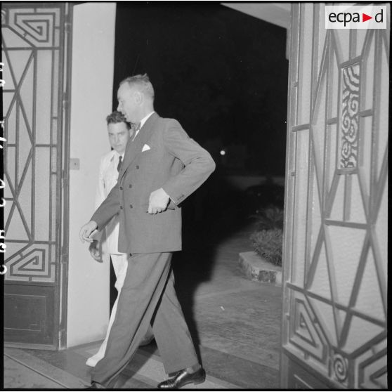 M. Mac Donnel, ambassadeur du Canada membre de la CIC (commission internationale de contrôle d'armistice), est reçu à la Maison de France d'Hanoï pour un dîner en compagnie du général Ely.