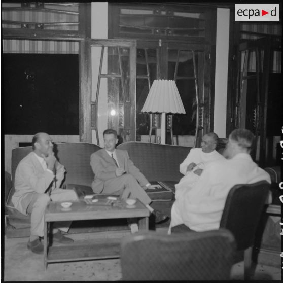 Réception de membres de la CIC (commission internationale de contrôle d'armistice) à la Maison de France d'Hanoï.