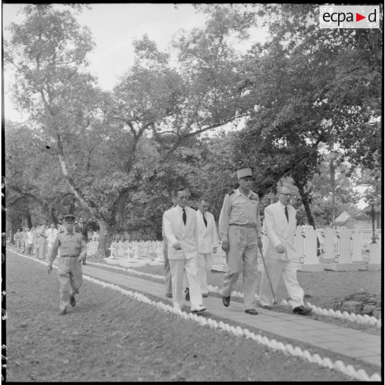 Autorités militaires et civiles dans un cimetière d'Hanoï.