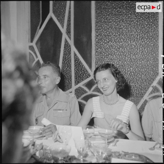 Un officier et une femme au dîner d'adieu du 7e RTA (régiment des tirailleurs algériens).