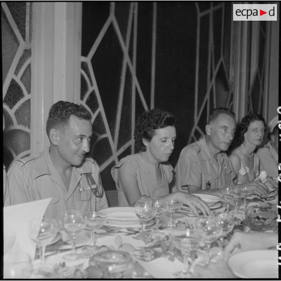 Officiers et femmes au cours du dîner d'adieu du 7e RTA (régiment des tirailleurs algériens).