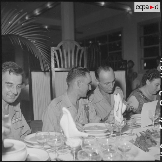 Portrait de militaires participant au dîner d'adieu du 7e RTA (régiment des tirailleurs algériens).
