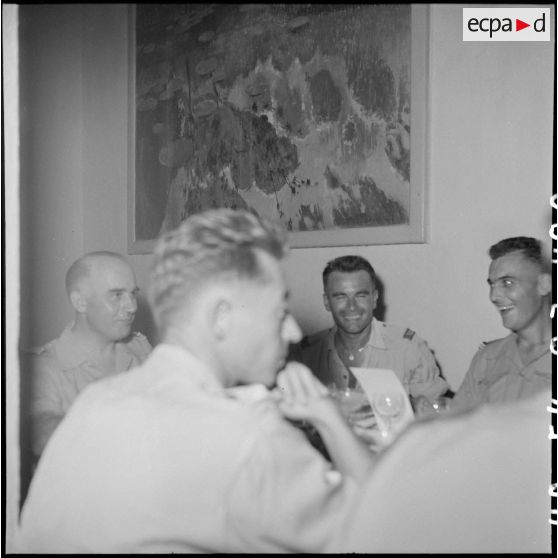 Militaires participant au dîner d'adieu du 7e RTA (régiment des tirailleurs algériens).