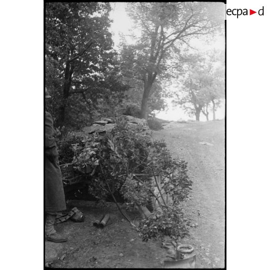Un servant et un canon de 37 mm antichar M3 du 1er RTM (Régiment de tirailleurs marocains) camouflé, sont en position sur une route près du col de San Stefano.