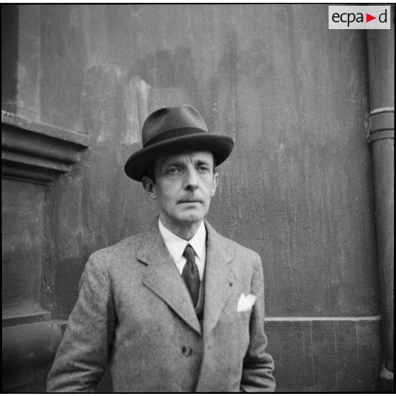 Portrait en civil du général de brigade aérienne René Chambe, secrétaire à l'information auprès du commandement en chef civil et militaire.