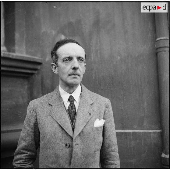 Portrait en civil du général de brigade aérienne René Chambe, secrétaire à l'information auprès du commandement en chef civil et militaire.