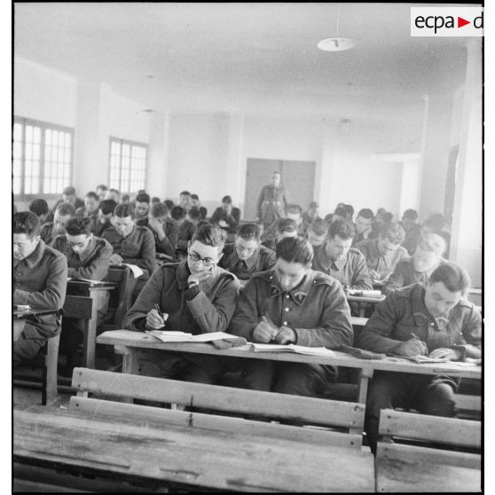 Elèves travaillant dans une salle de cours de l'école des élèves aspirants ou CIEO (Centre d'instruction des élèves officiers) de Cherchell à la caserne Dubourdieu.