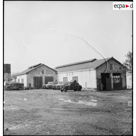 Les garages de l'école des élèves aspirants ou CIEO (Centre d'instruction des élèves officiers) de Cherchell à la caserne Dubourdieu. Au premier plan, devant le premier garage, une automitrailleuse Laffly AM  50.