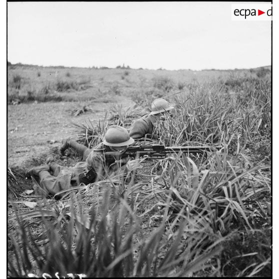Exercice d'approche avec entraînement au tir avec un fusil-mitrailleur FM M-24/29 pour des élèves de l'école des élèves aspirants ou CIEO (Centre d'instruction des élèves officiers) de Cherchell.