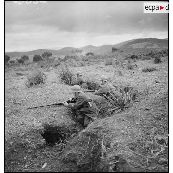 Lors d'un exercice d'approche, des élèves de l'école des élèves aspirants ou CIEO (Centre d'instruction des élèves officiers) de Cherchell se postent dans une tranchée.