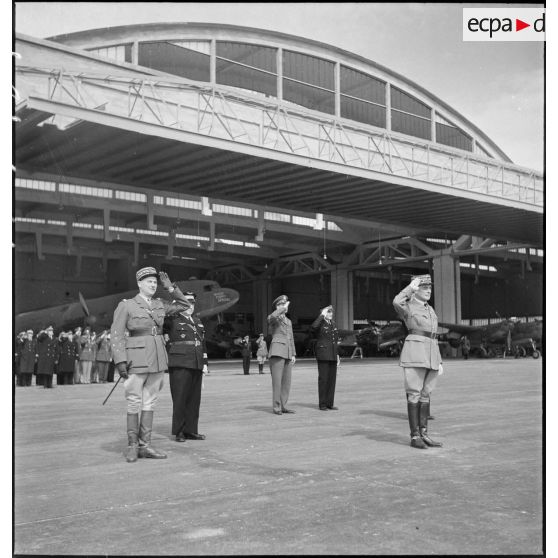 Cérémonie sur l'aérodrome de Maison-Blanche à Alger en l'honneur du GC II/5 La Fayette.