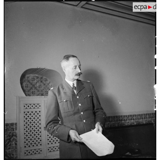 Portrait du général d'armée Henri Giraud, commandant en chef civil et militaire, dans ses bureaux au Palais d'été du Dey à Alger.