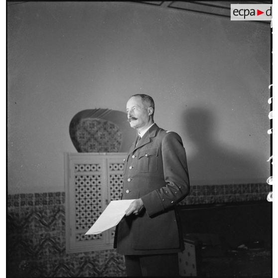 Portrait du général d'armée Henri Giraud, commandant en chef civil et militaire, dans ses bureaux au Palais d'été du Dey à Alger.