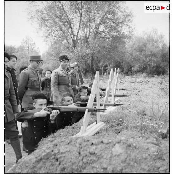 Séance de tir au fusil MAS 36 à l'EMPNA (Ecole militaire préparatoire nord-africaine) d'Hammam-Righa.