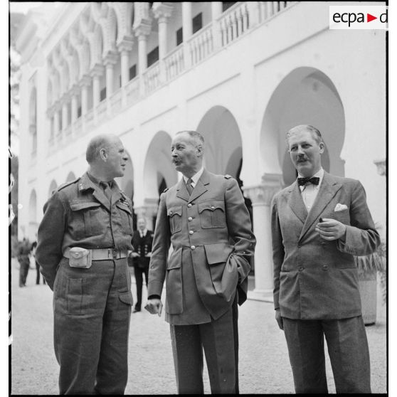 Réception de Lord John Gort, gouverneur de Malte (à gauche) et du consul britannique Mac Millan (à droite), par le général d'armée Henri Giraud, commandant en chef civil et militaire, au Palais d'été à Alger.
