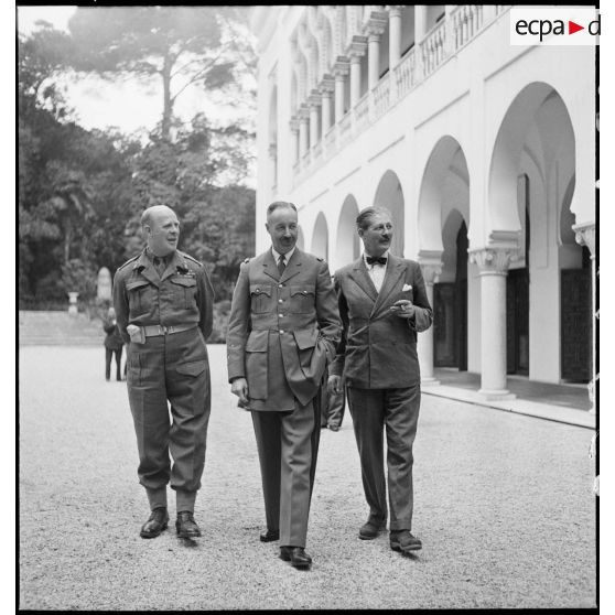 Réception de Lord John Gort, gouverneur de Malte (à gauche) et du consul britannique Mac Millan (à droite), par le général d'armée Henri Giraud, commandant en chef civil et militaire, au Palais d'été à Alger.