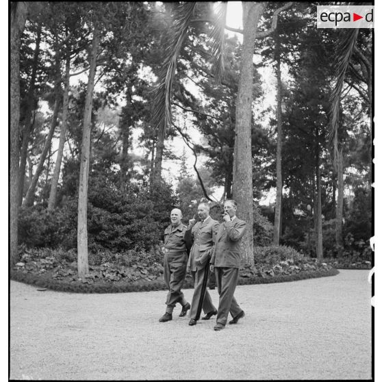 Réception de Lord John Gort, gouverneur de Malte (à gauche) et du consul britannique Mac Millan (à droite), par le général d'armée Henri Giraud, commandant en chef civil et militaire, au Palais d'été à Alger.