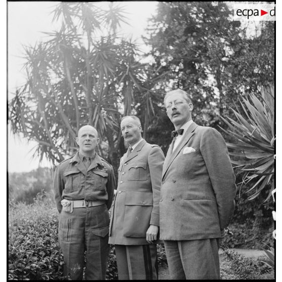 Réception de Lord John Gort, gouverneur de Malte (à gauche) et du consul britannique Mac Millan (à droite), par le général d'armée Henri Giraud, commandant en chef civil et militaire, au Palais d'été à Alger.