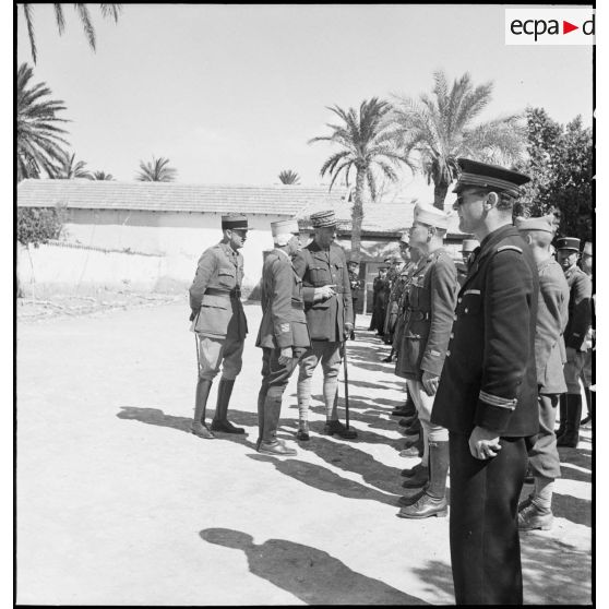 Lors d'une tournée d'inspection à Biskra, le général d'armée Henri Giraud, commandant en chef civil et militaire, passe en revue la garnison.