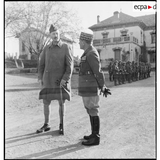 Lors d'une tournée d'inspection, le général d'armée Henri Giraud, commandant en chef civil et militaire, s'entretient avec le général de corps d'armée Louis Koeltz, commandant le XIXe corps d'armée, au PC (poste de commandement) de ce dernier, à Djerissa (Tunisie). La grande unité est engagée dans la campagne de Tunisie.
