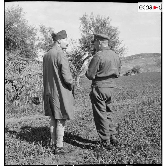 Lors d'une tournée d'inspection, le général d'armée Henri Giraud, commandant en chef civil et militaire, s'entretient avec le lieutenant-general Kenneth Anderson, commandant la 1re armée britannique, au PC (poste de commandemlent) de ce dernier. La grande unité est engagée dans la campagne de Tunisie.
