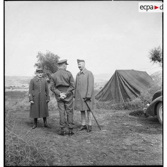 Lors d'une tournée d'inspection, le général d'armée Henri Giraud, commandant en chef civil et militaire, s'entretient avec le lieutenant-general Kenneth Anderson, commandant la 1re armée britannique, au PC (poste de commandemlent) de ce dernier. La grande unité est engagée dans la campagne de Tunisie.