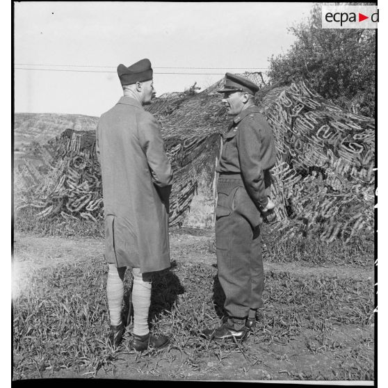 Lors d'une tournée d'inspection, le général d'armée Henri Giraud, commandant en chef civil et militaire, s'entretient avec le lieutenant-general Kenneth Anderson, commandant la 1re armée britannique, au PC (poste de commandemlent) de ce dernier. La grande unité est engagée dans la campagne de Tunisie.