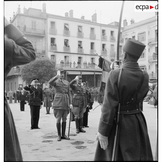 Le général d'armée Henri Giraud salue le drapeau du 67e RAA de la DMC.