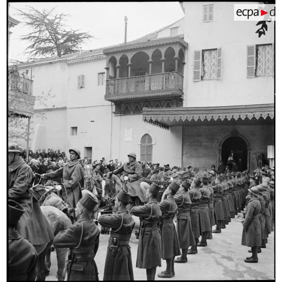 Cérémonie d'obsèques du général de division Marie-Joseph Welvert, commandant la DMC (division de marche de Constantine) : le cercueil du défunt est disposé sur un canon hippomobile du 67e RAA (régiment d'artillerie d'Afrique).