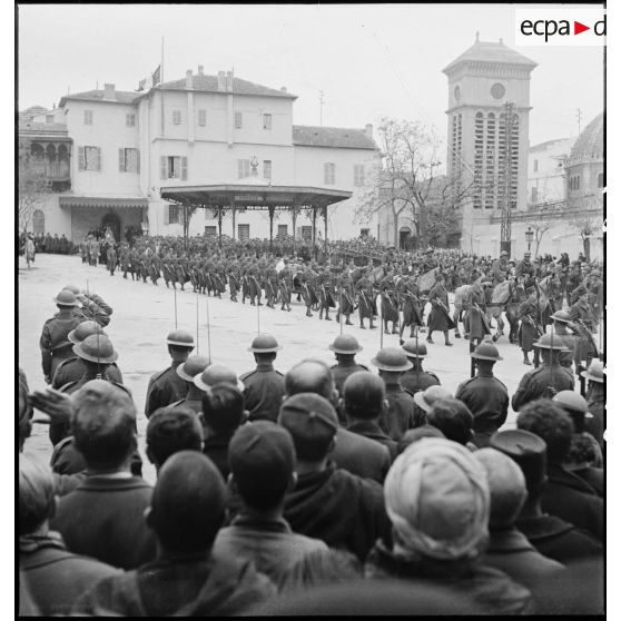 Cérémonie d'obsèques du général de division Marie-Joseph Welvert, commandant la DMC (division de marche de Constantine) : défilé du cortège funèbre, un détachement de zouaves encadrant le cercueil du défunt disposé sur un canon hippomobile du 67e RAA (régiment d'artillerie d'Afrique).