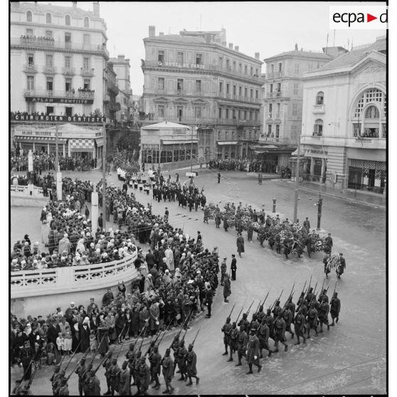 Cérémonie d'obsèques du général de division Marie-Joseph Welvert, commandant la DMC (division de marche de Constantine) : vue en plongée sur une unité de tirailleurs sénégalais dans le défilé du cortège funèbre.