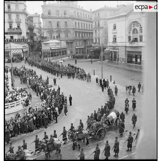 Cérémonie d'obsèques du général de division Marie-Joseph Welvert, commandant la DMC (division de marche de Constantine) : vue en plongée sur le cercueil du défunt disposé sur un canon hippomobile du 67e RAA (régiment d'artillerie d'Afrique).