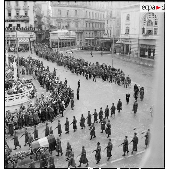 Cérémonie d'obsèques du général de division Marie-Joseph Welvert, commandant la DMC (division de marche de Constantine) : vue en plongée sur le cercueil du défunt disposé sur un canon hippomobile du 67e RAA (régiment d'artillerie d'Afrique).