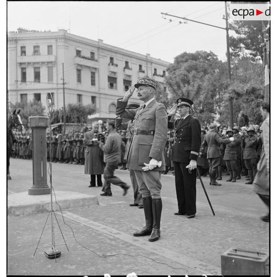 Le général d'armée Henri Giraud, commandant en chef civil et militaire, lors de la cérémonie d'obsèques du général de division Marie-Joseph Welvert, salue l'arrivée du cercueil du défunt.