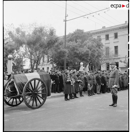 Le général d'armée Henri Giraud, commandant en chef civil et militaire, lors de la cérémonie d'obsèques du général de division Marie-Joseph Welvert, se recueille devant le cercueil du défunt.